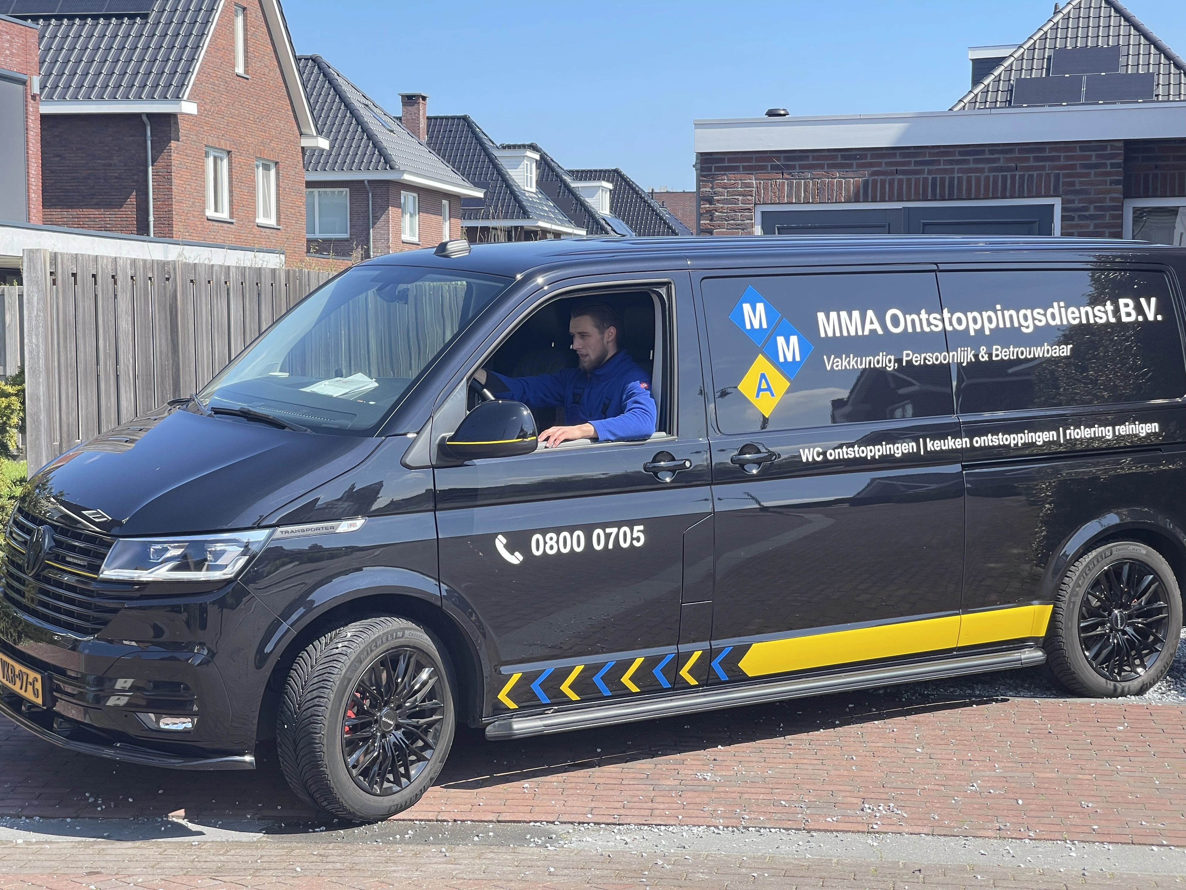 Monteur verhelpt badkamer verstopping Haarlem